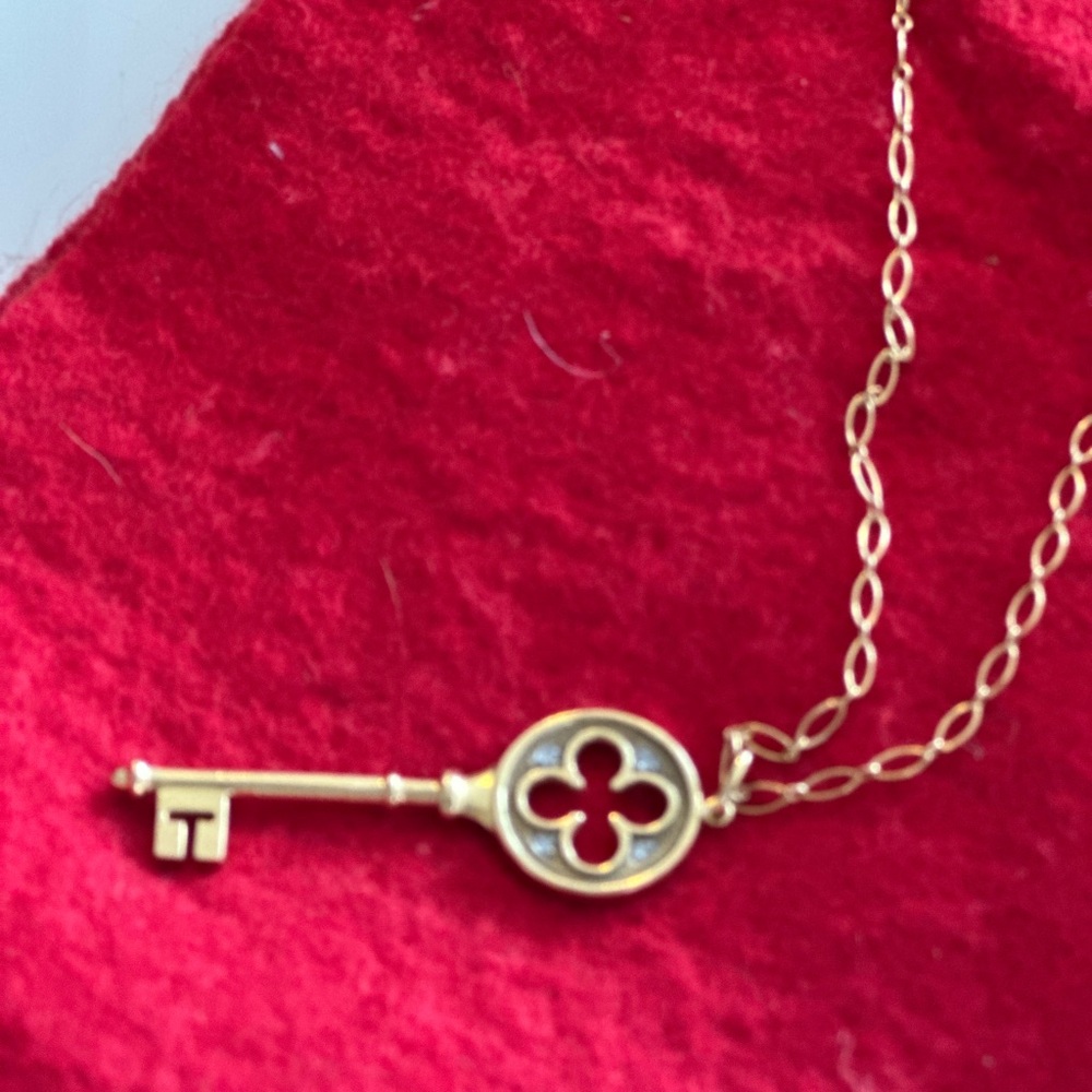Tiffany 18k gold clover key pendant with link chains
